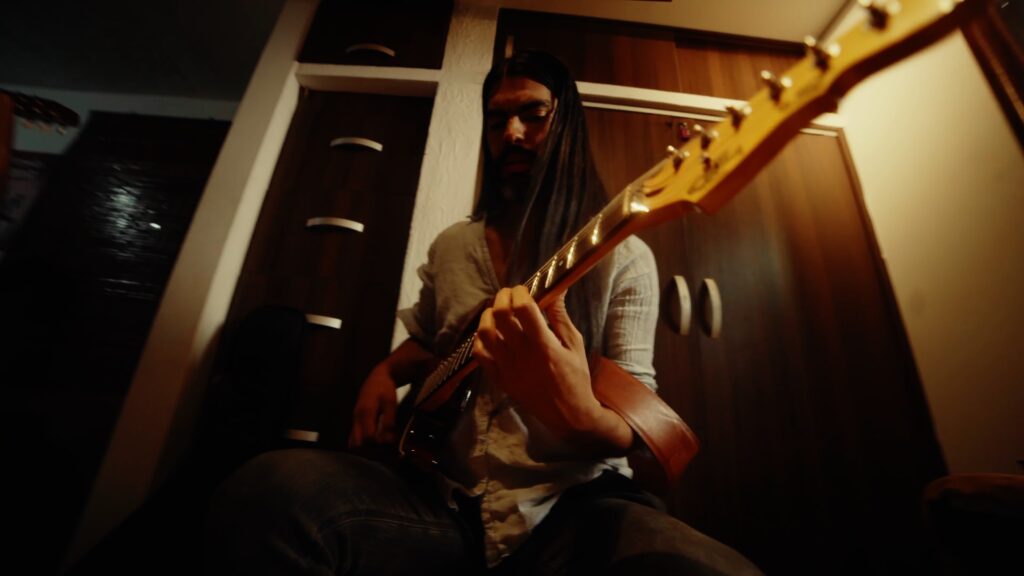 Andrés Sánchez en sesión de grabación de guitarra para la canción Lo que significa de Grupo Bahía
