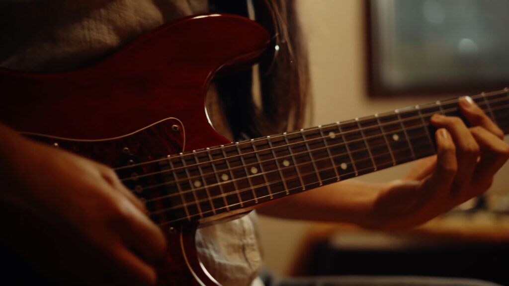 Andrés Sánchez en sesión de grabación de guitarra para la canción Lo que significa de Grupo Bahía