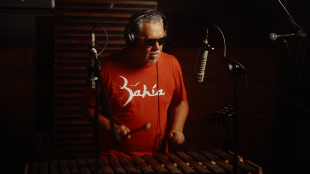 Maestro Hugo Candelario integrando la marimba tradicional con la guitarra de sesión en el estudio