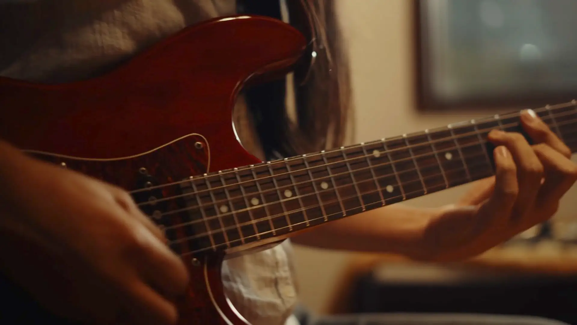 Detalle de guitarra eléctrica de sesión en estudio de producción musical durante grabación de Grupo Bahía